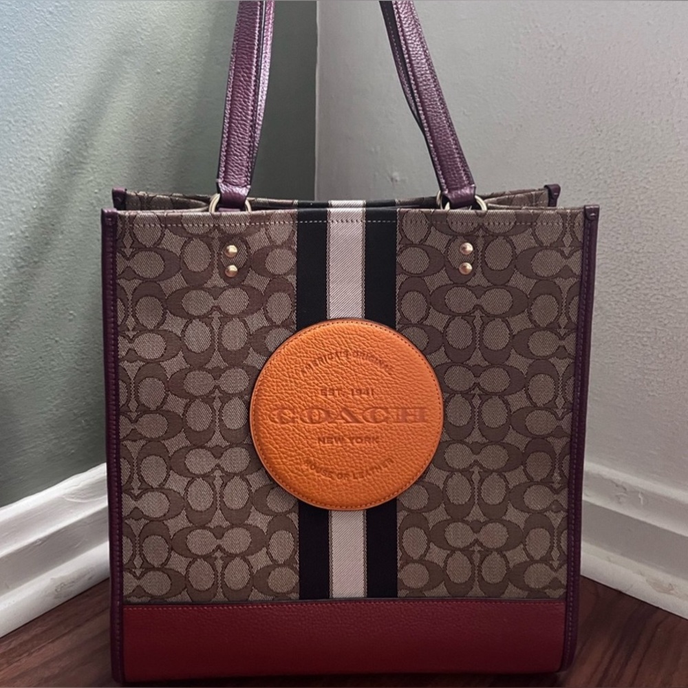 Coach Dempsey Tote In Signature Jacquard With Stripe And Patch Gold/Khaki.